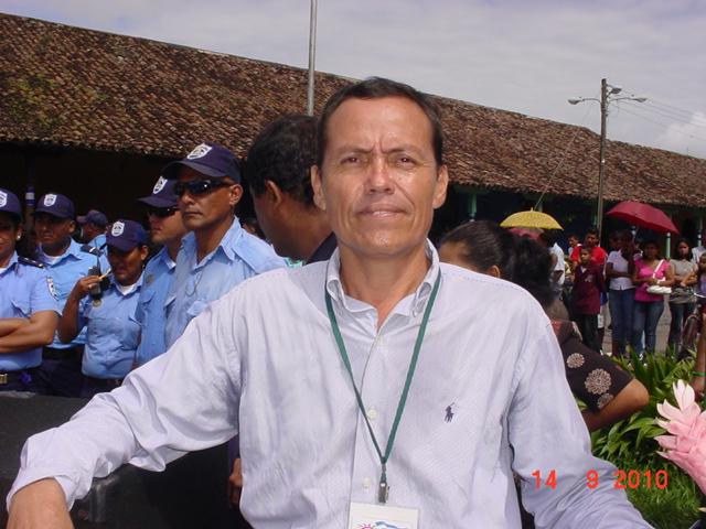 Francisco Pinel, del MINED, en la celerbracion a la patria, envia saludos a sus familiares y amigos en el exterior.